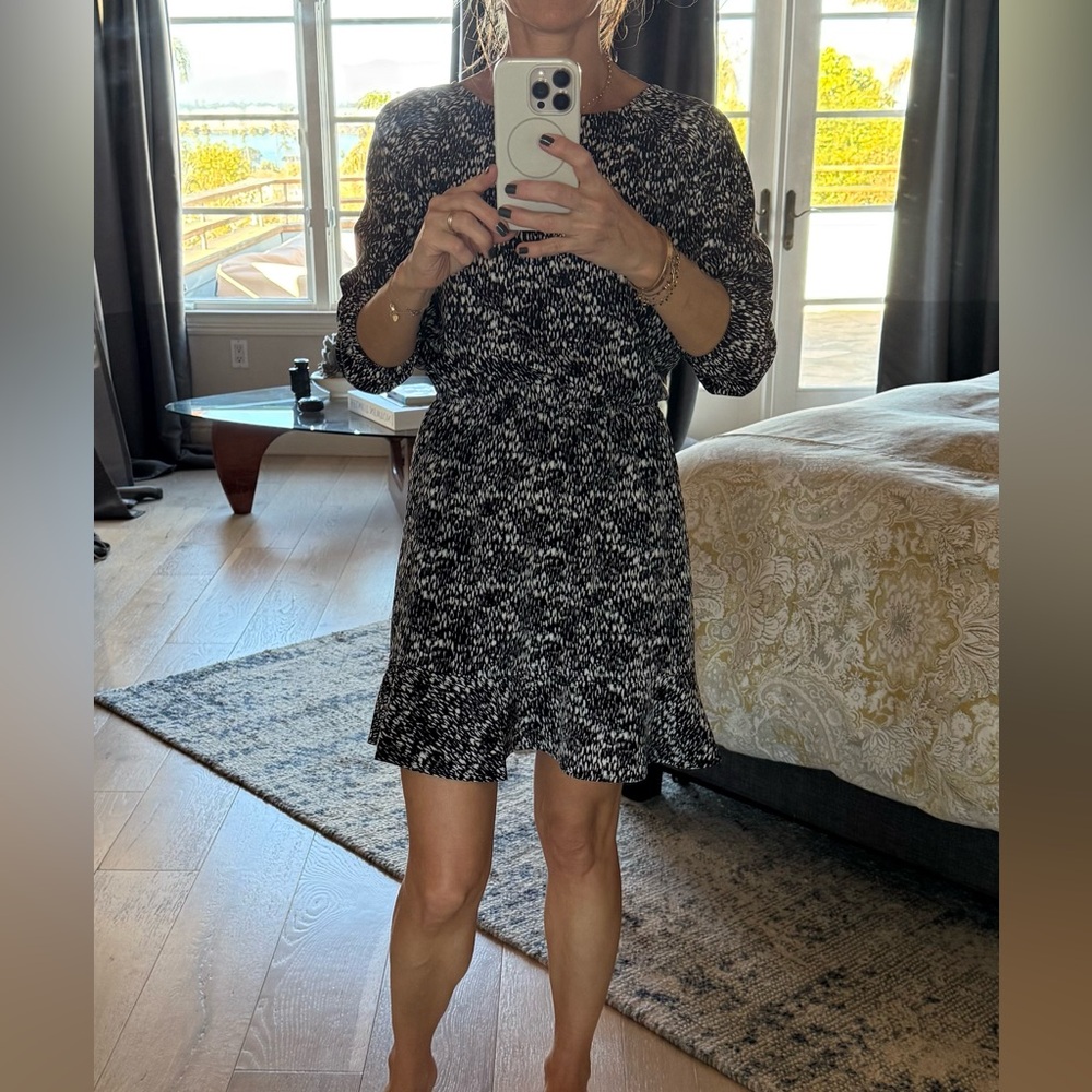 Joie dress in silky material. Size XS. Black with white spots.